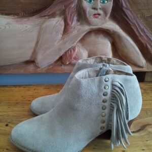 Vionic Faros Tan Suede Fringe Ankle Boots 2.5" Heel Height Sz 10 Metal Grommets